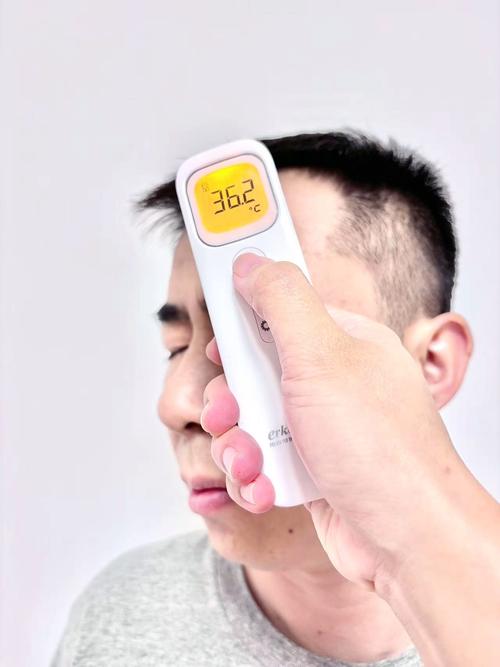 家用电子体温计额头测温场景图