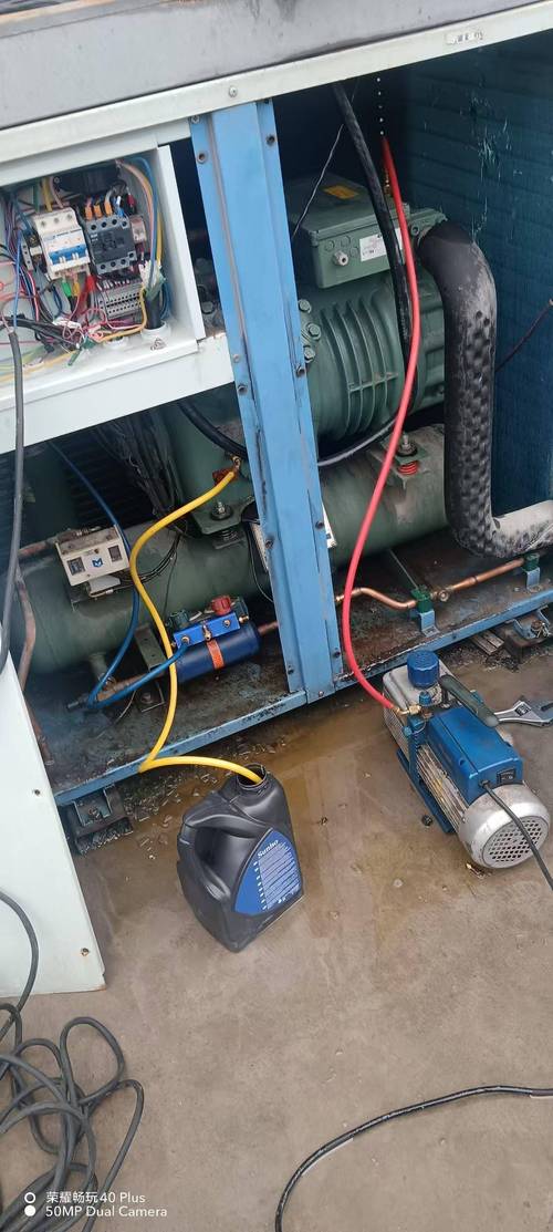 机械加工车间水冷冷水机故障维修现场