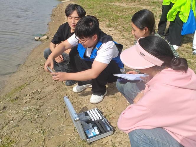 学生使用水质检测仪野外实习