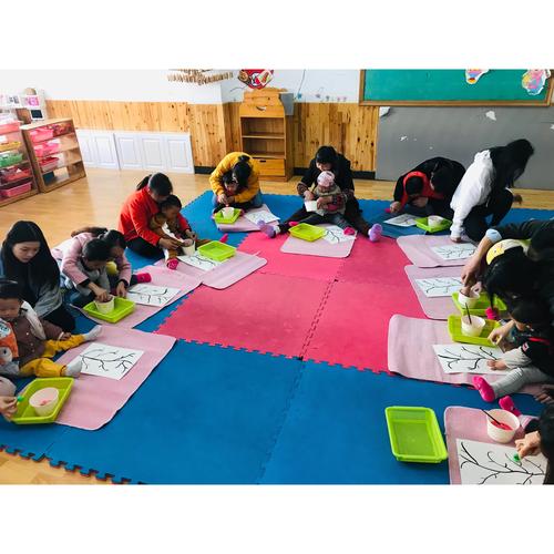 幼儿在早教中心进行彩色面条触觉游戏
