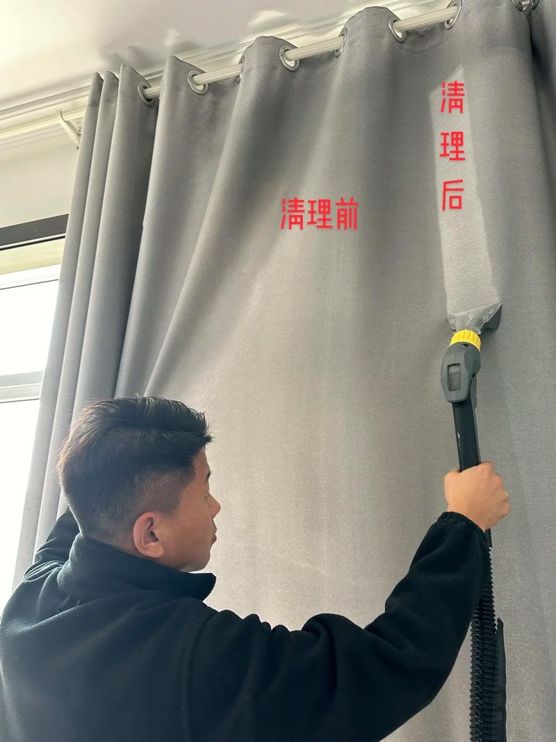 使用吸尘器清洁窗帘步骤演示图