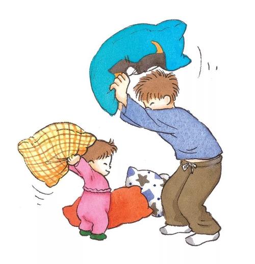 父子打闹枕头大战训练注意力