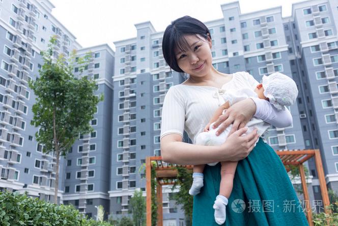 凌晨三点新手妈妈坐在爬行垫上抱睡婴儿的真实场景