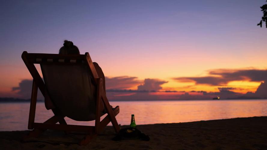四、我的个人怪癖：日落配啤酒，海边配板凳