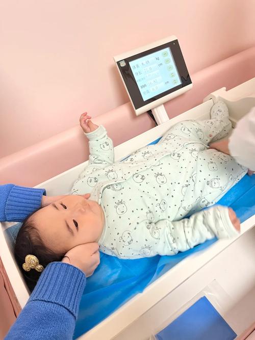 儿保医生给8个月宝宝做坐立发育评估实拍