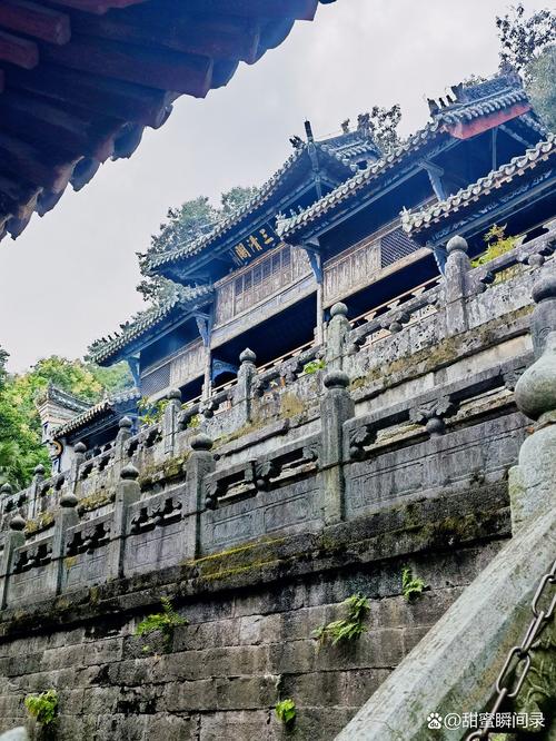 武当山紫霄宫红墙古柏庭院