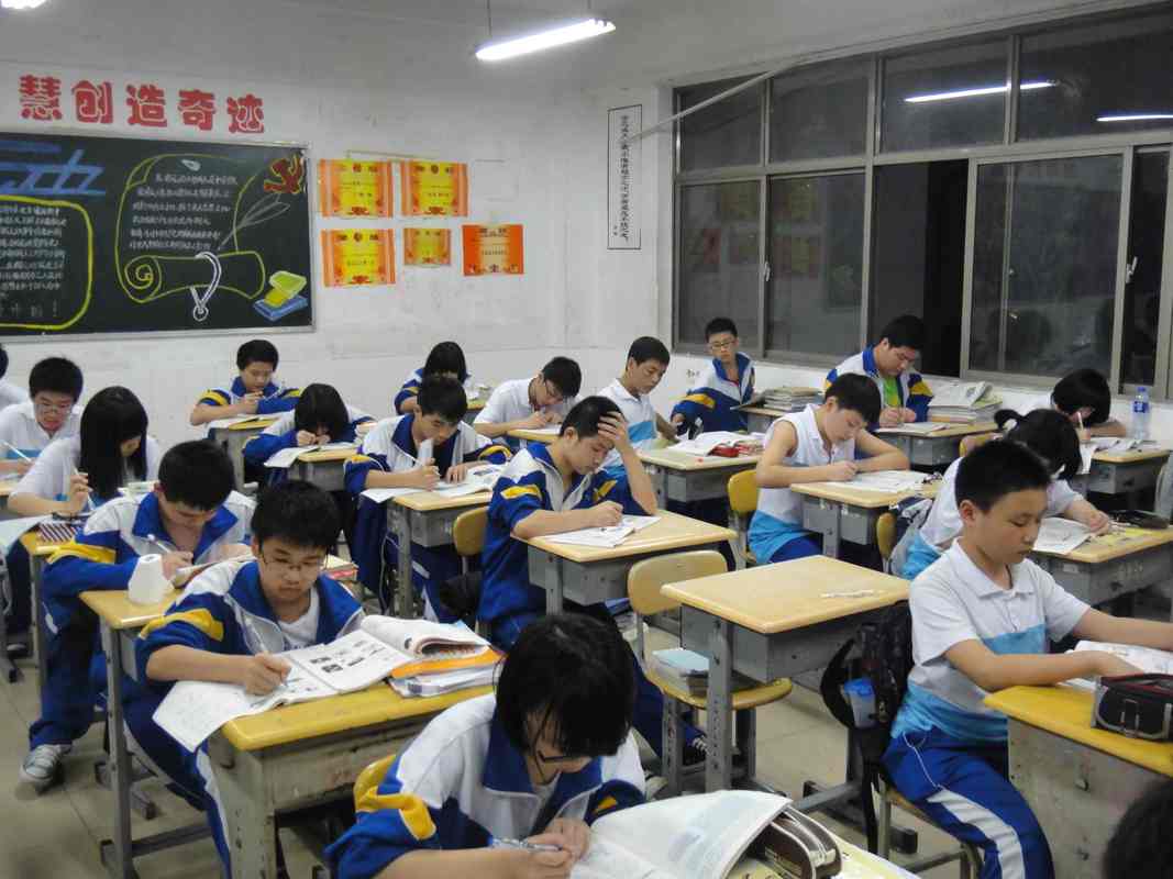 小学教室傍晚课后服务场景