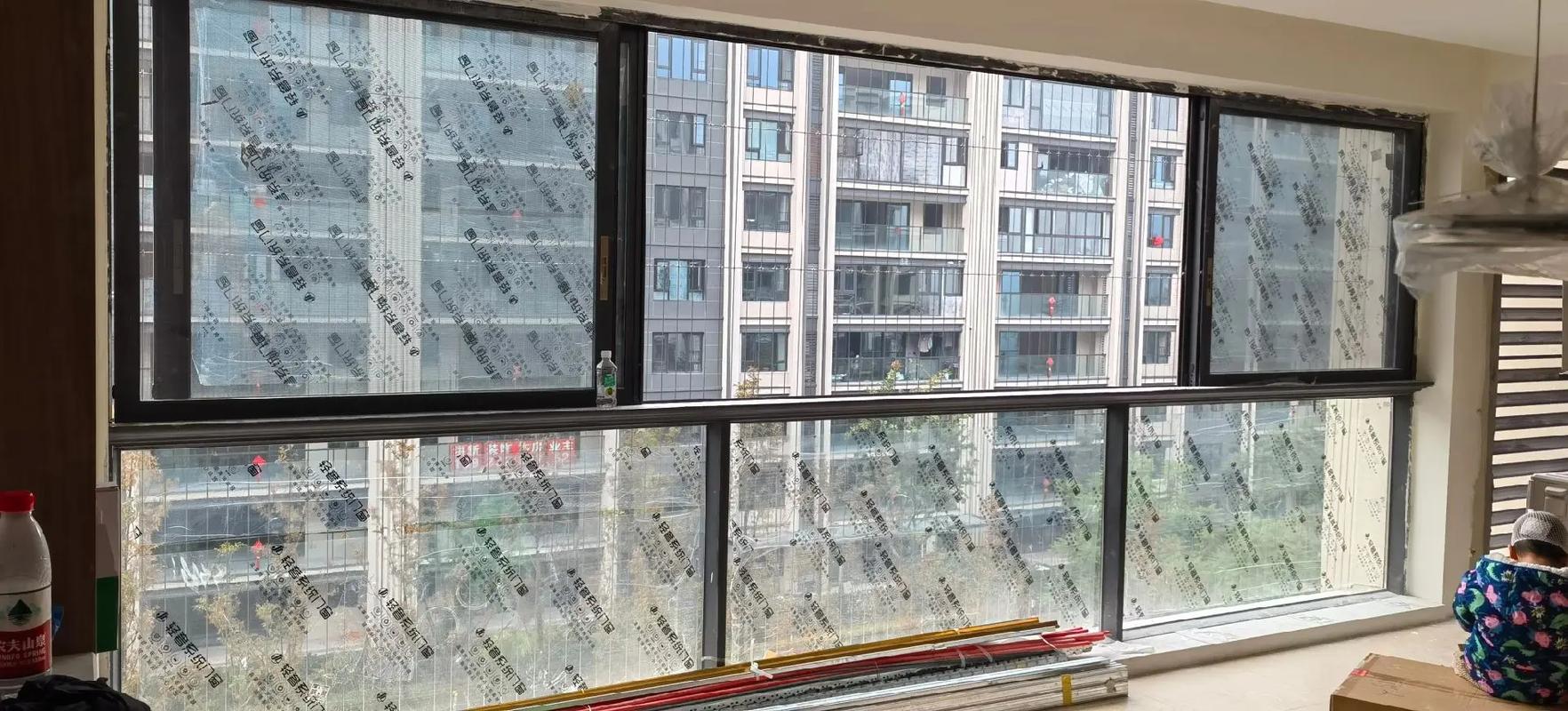 中式老客厅窗户留缝通风场景