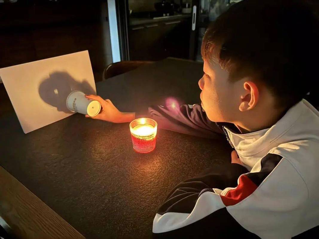 儿童小孔成像实验蜡烛墙面光影效果