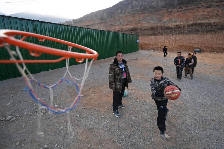 老旧小区空地儿童追篮球实拍
