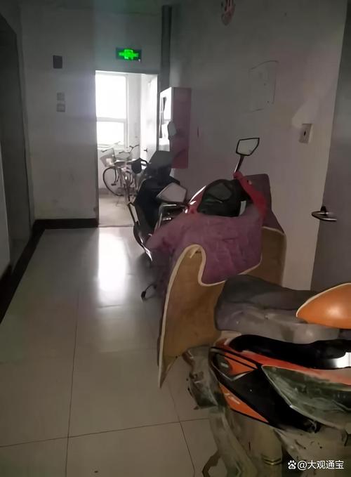 业主站在楼道用手机拍摄占用现场的第一视角