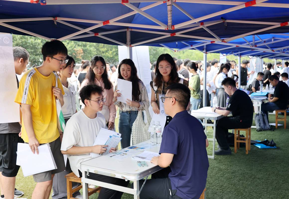 大学校园秋招群面现场真实照片