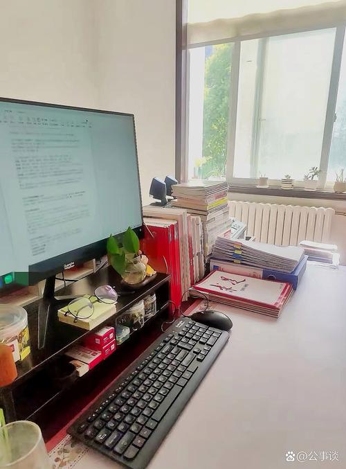 校长深夜在办公室整理考评材料