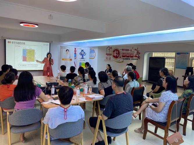 家长在社区活动室组织育儿经验分享会