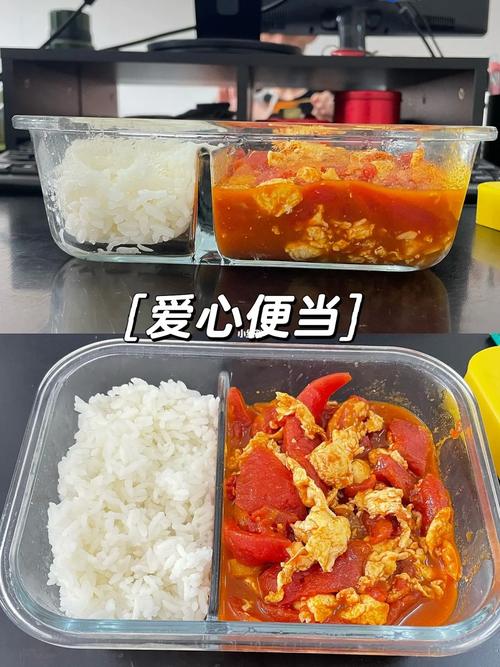 中学教室课桌上被打翻的番茄炒蛋饭盒