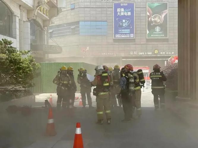 挤满白领的摩天大楼消防通道