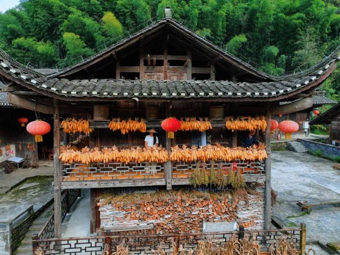 南漳薛坪老乡院坝晒秋配吊脚楼实拍