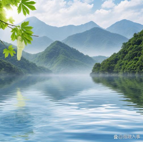 湖北南漳水镜湖湖面青山倒影