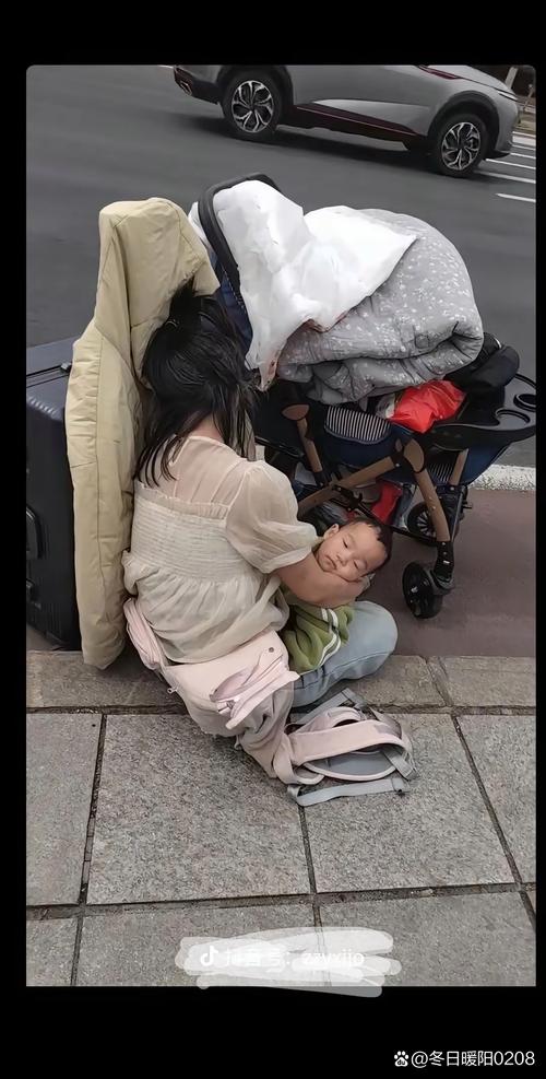 工厂下班妈妈抱孩子回家街景