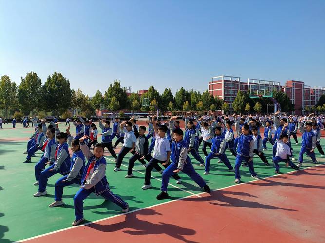 高三学生备考课间操场放松图