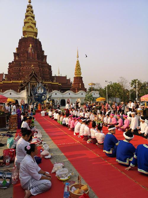 傣族竹楼中柱祭祀拴棉线仪式现场