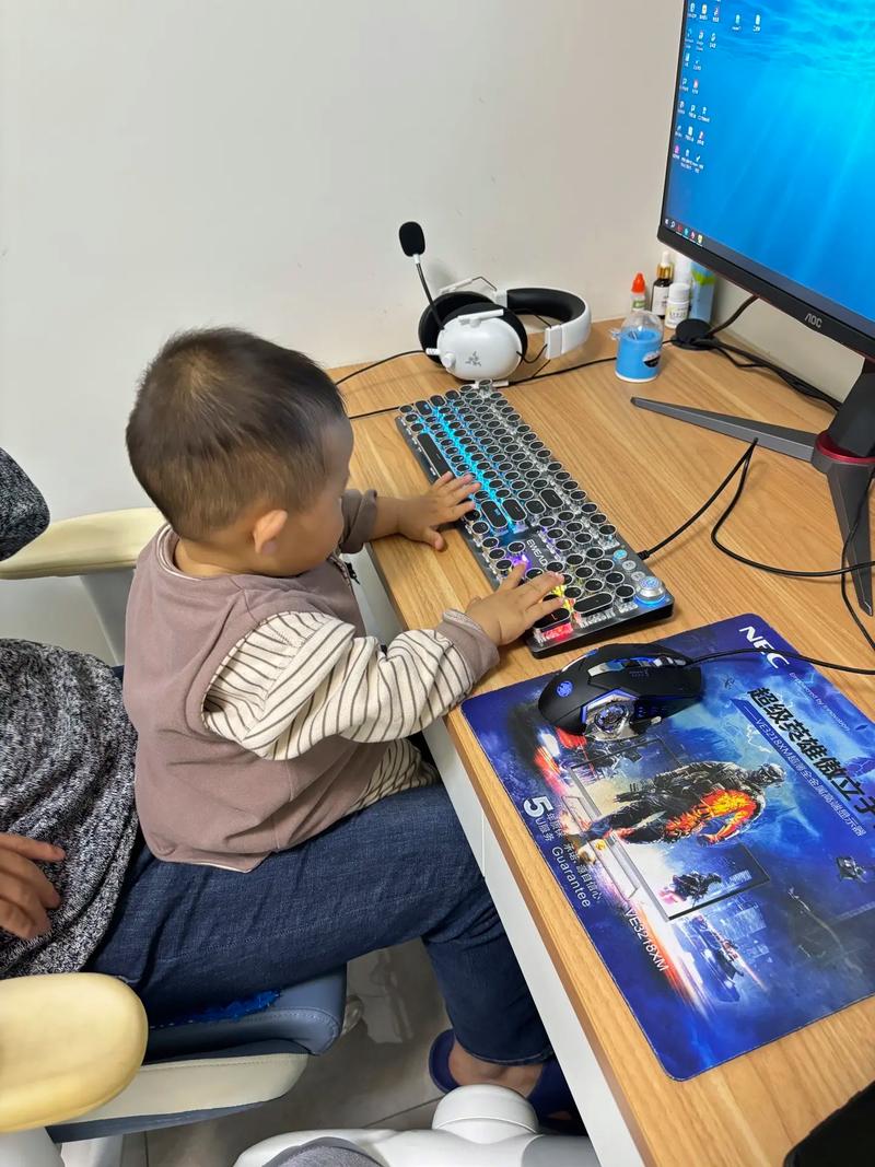 孩子和父亲一起看电竞选手手部特写照片