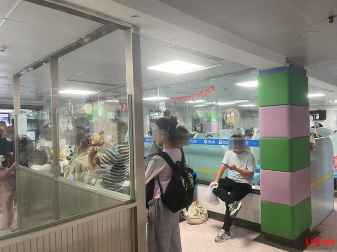 新手妈妈深夜抱娃儿童医院急诊排队