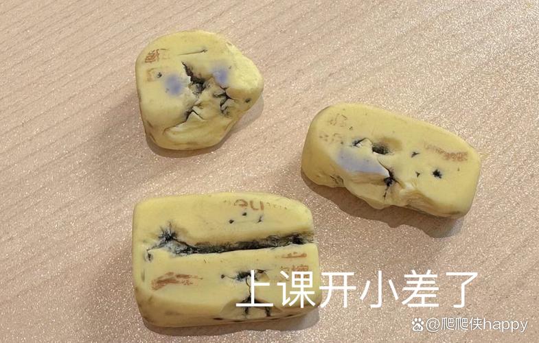 小学生桌面上被抠得坑坑洼洼的橡皮