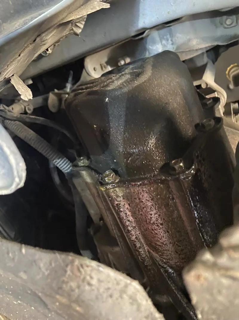 汽修工测量变速箱油底壳平面间隙实拍
