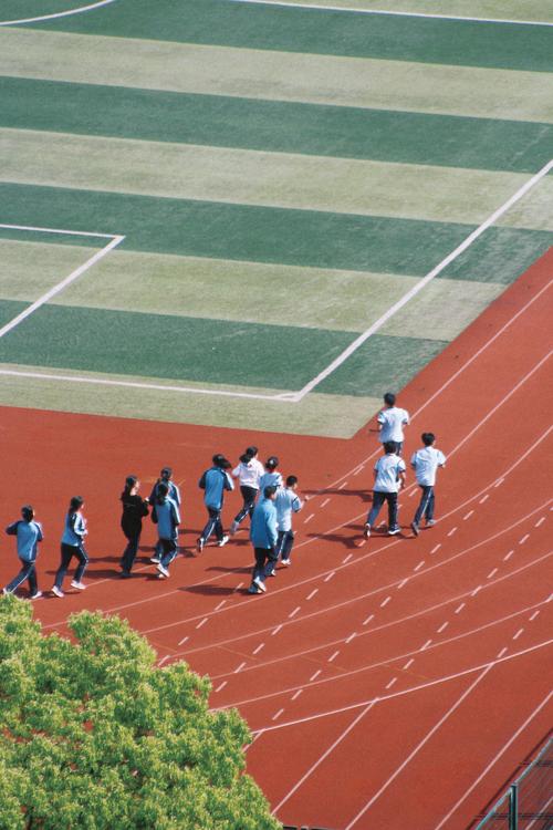 老厂区子弟中学操场少年并肩聊天图