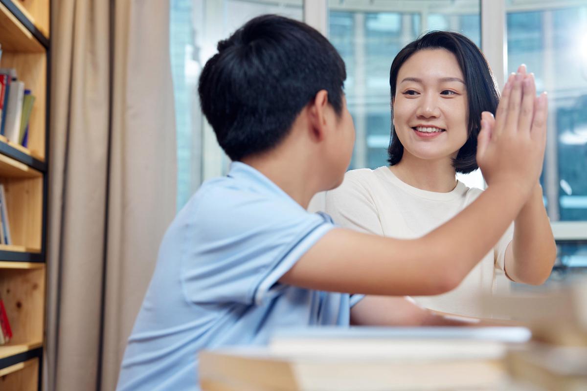 家长在工业风格车间里与青少年孩子平静交谈早恋话题场景图