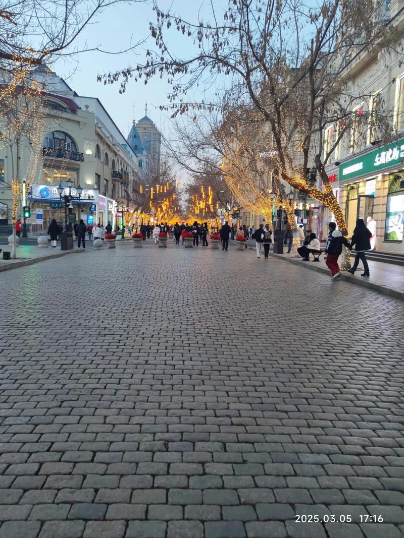 清晨中央大街空荡的街景