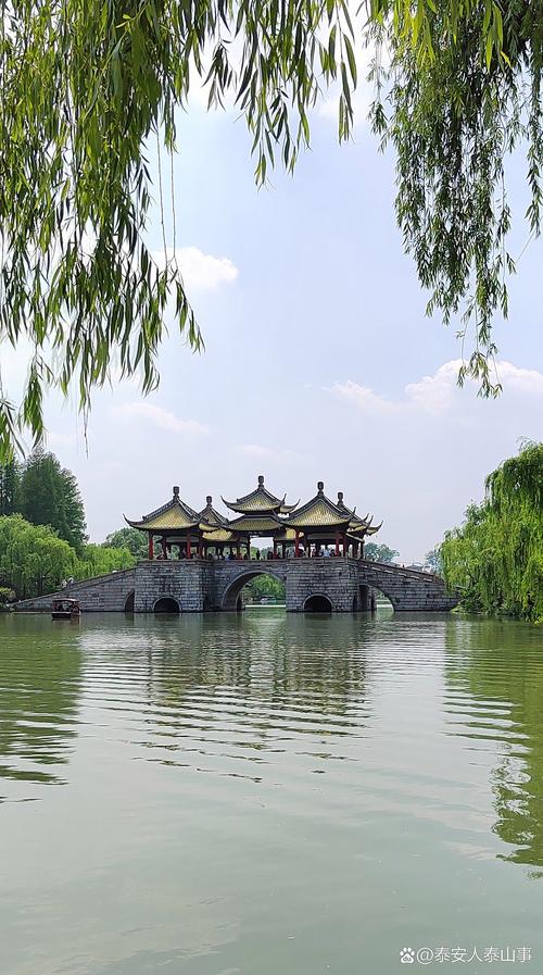 扬州瘦西湖白塔五亭桥同框景观