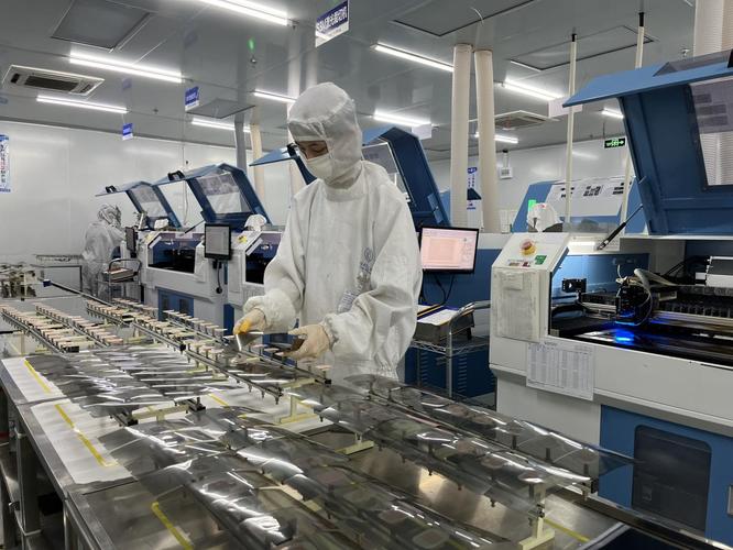 车间操作人员清洁激光切割机镜片