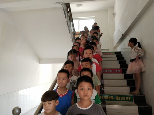 小学三楼走廊转角学生扶墙靠墙站立场景