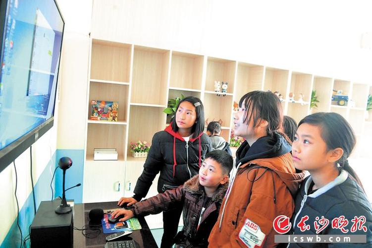 留守儿童在亲情聊天室与父母视频