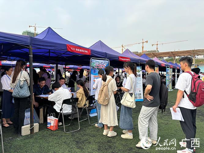 2024届高校应届生双选会现场学生排队投简历场景