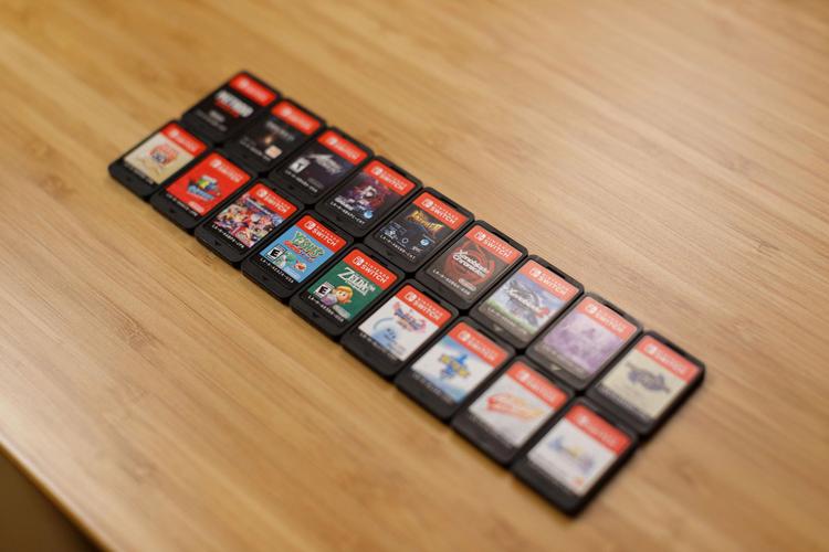 桌面堆叠的Switch原装游戏卡带实拍