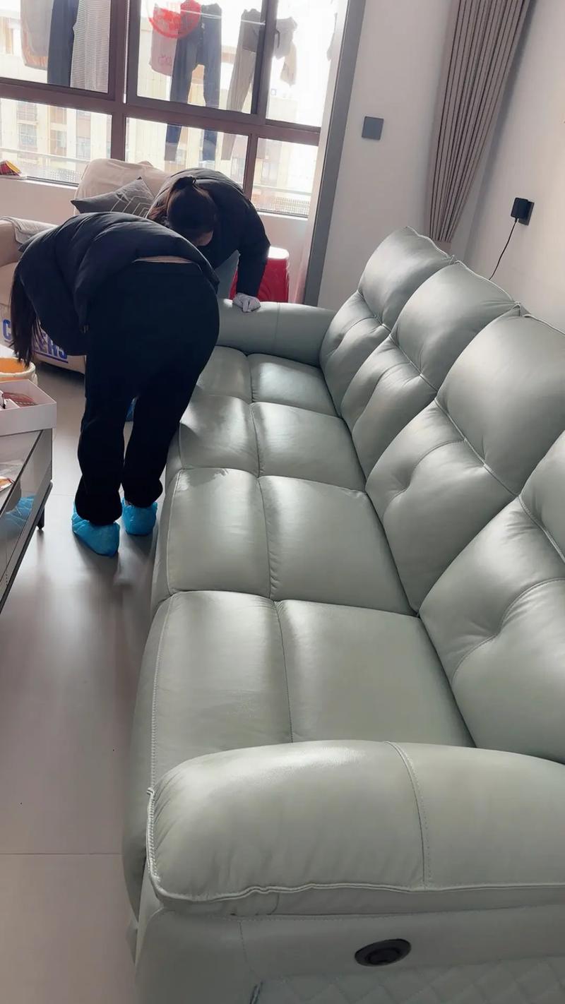 沙发底家中安全隐患排查清理实拍