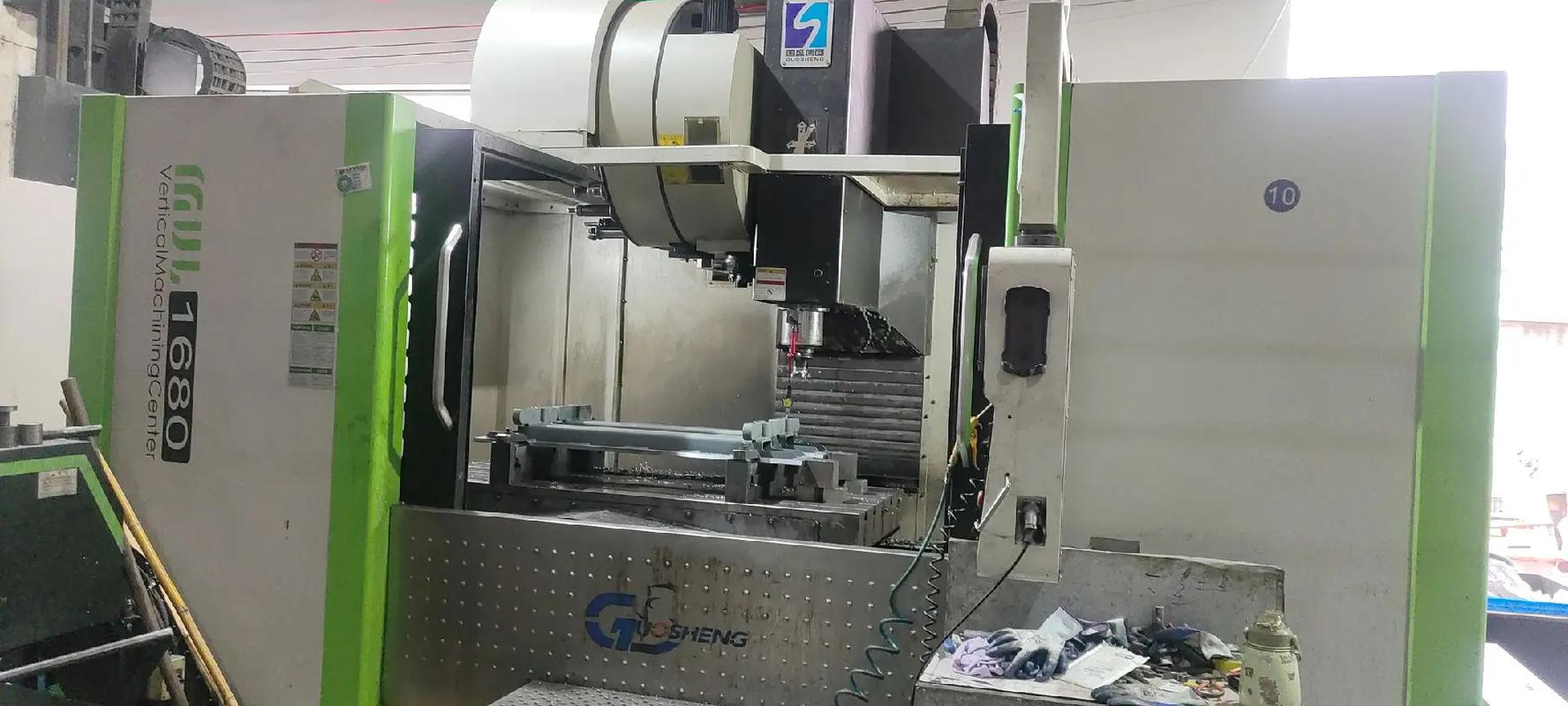 东莞汽车结构件工厂加工中心换刀作业现场