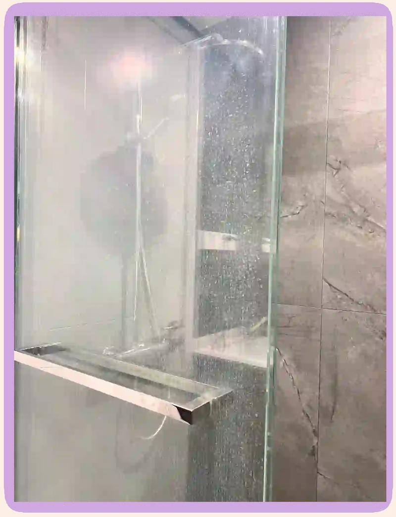 清理后透亮干净的淋浴房玻璃实拍