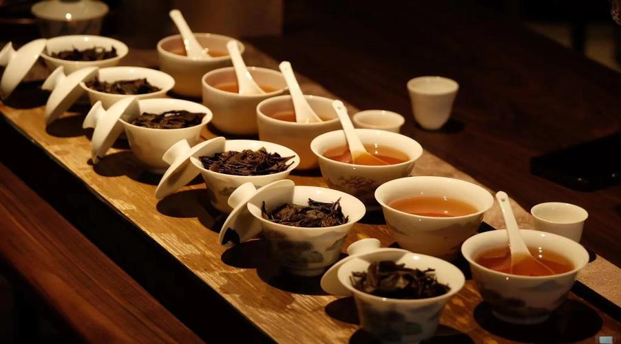 茶艺师专注冲泡乌龙茶
