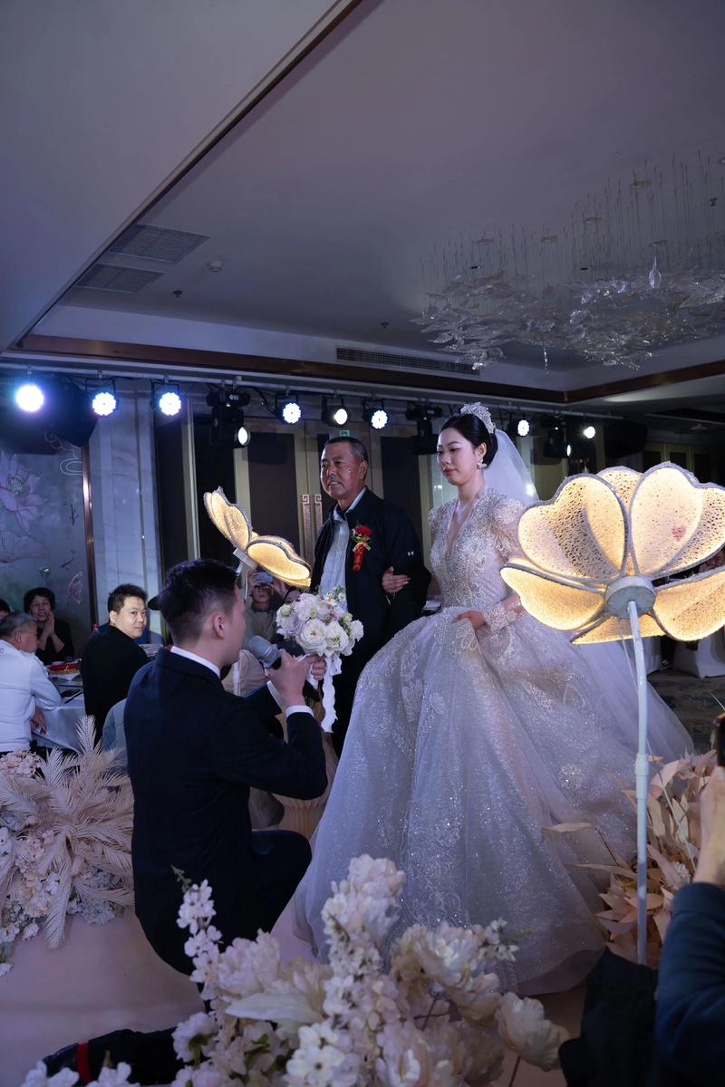 婚庆合同纠纷案例现场混乱场景