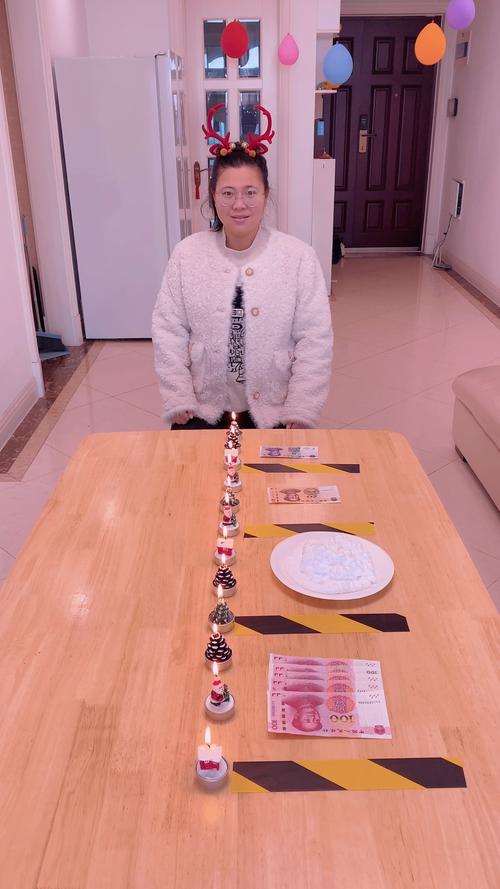 家长和小孩一起玩吹蜡烛呼吸游戏实拍