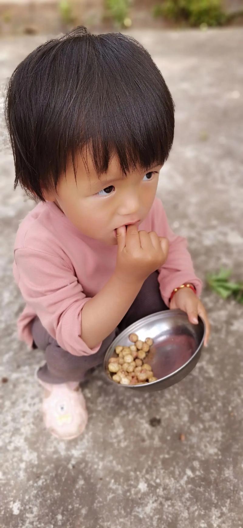 侗族村寨幼儿自主进食场景