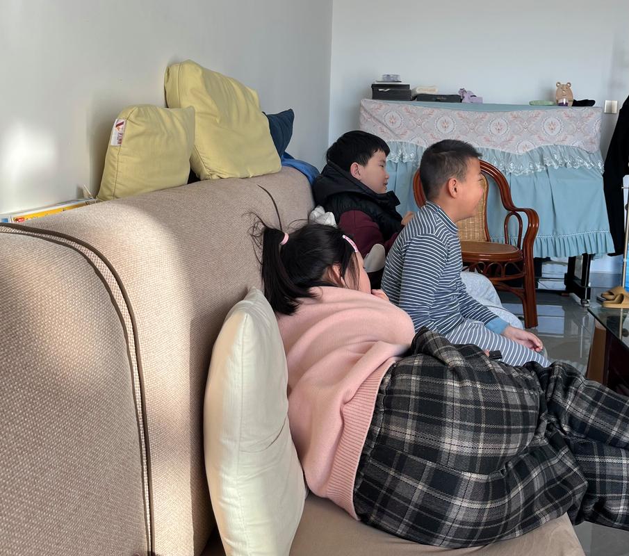 家庭客厅家长吐槽工作孩子模仿场景图
