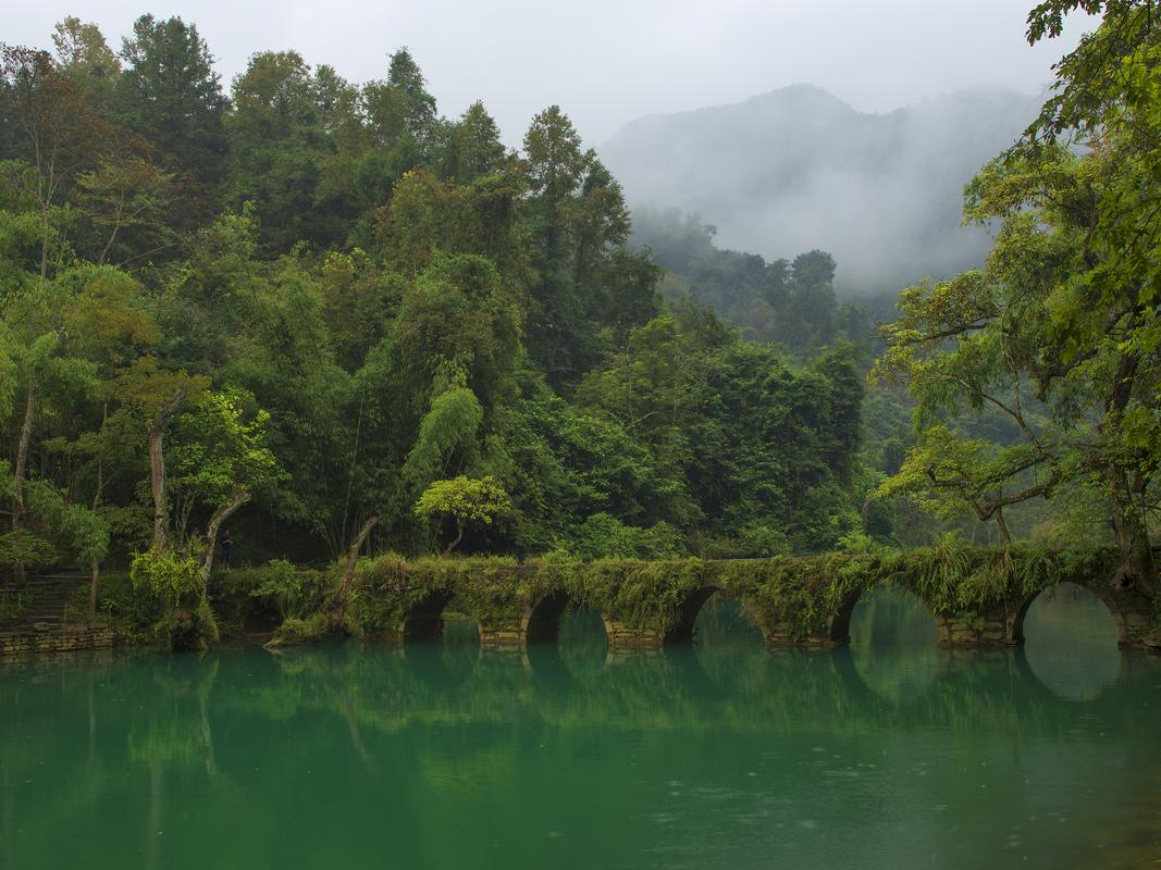 荔波小七孔古桥晨雾景观