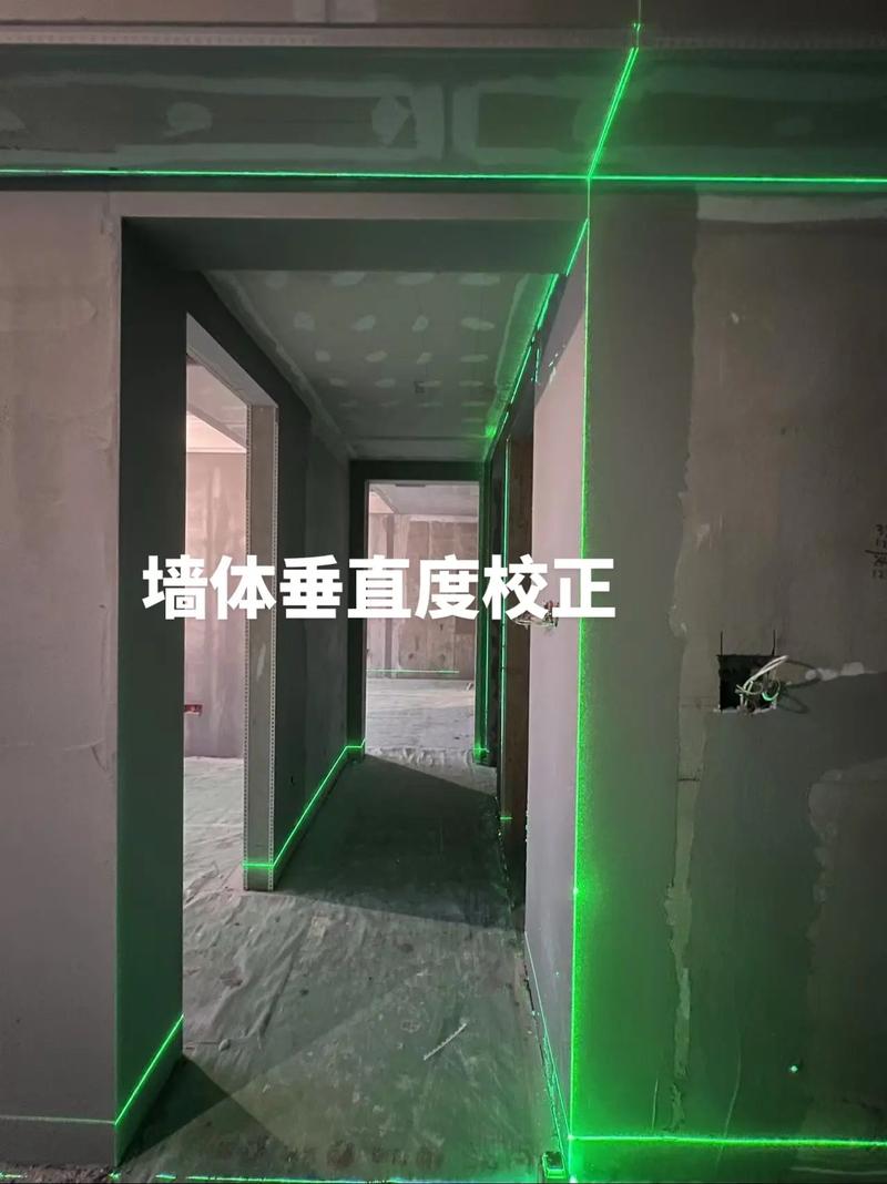 安装师傅用红外线水平仪校正烤漆门垂直度