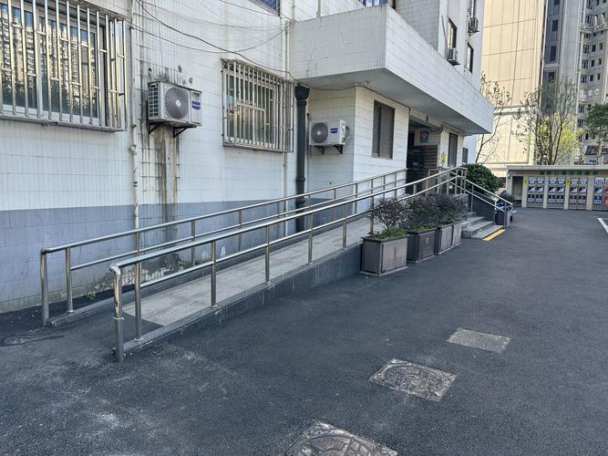 小区无障碍高低扶手坡道实景图