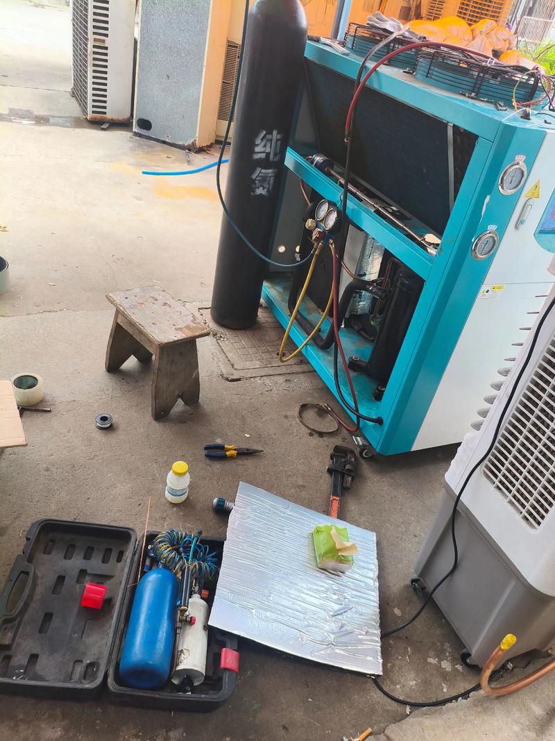 冷水机厂家售后工程师现场调试检修 带测温仪和工具包